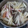【シャキ旨】ウインナーとじゃがいもの細切りにんにく炒めの工程2