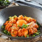 【しっとりササミのユッケ丼】味噌コチュジャンで一味違う。