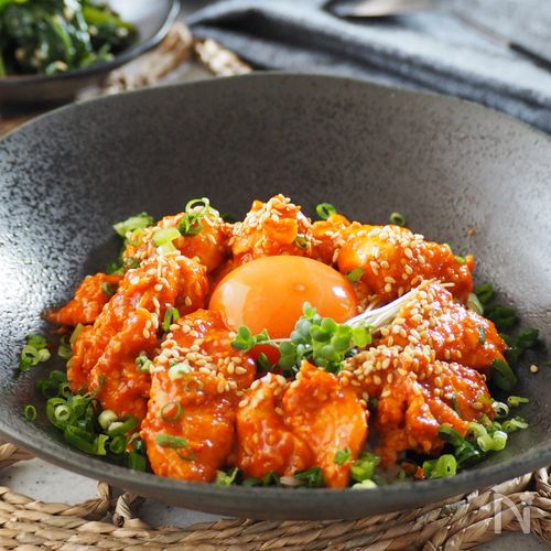 【しっとりササミのユッケ丼】味噌コチュジャンで一味違う。
