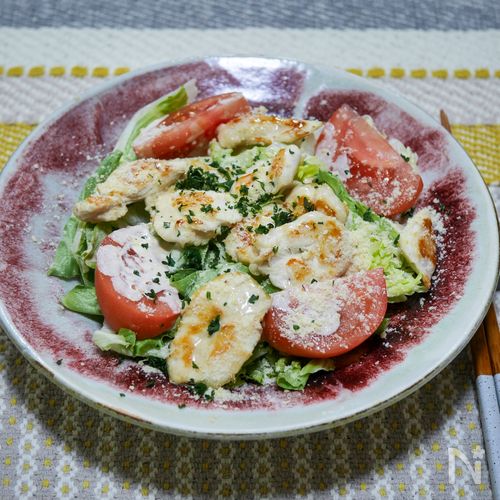 鶏ささ身肉で作る「マヨポンシーザーサラダ」