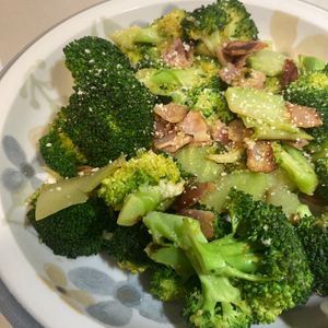 すみれの作ってみた!投稿(丸々ひと株〝やみつき焼きブロッコリー〟チーズカレー風味)