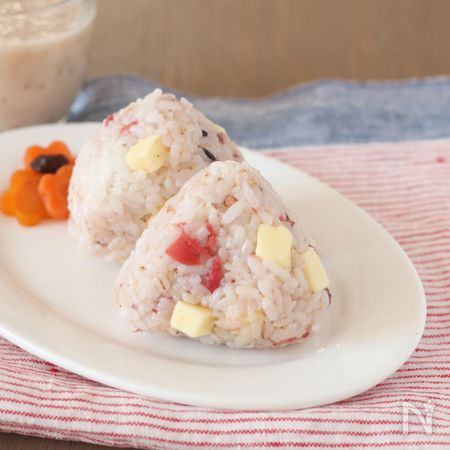 梅とチーズのおにぎり By 中村りえ レシピサイト Nadia ナディア プロの料理家のおいしいレシピ