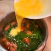 【５分でスープ】トマトとレタスとふわふわ卵の中華スープの工程2