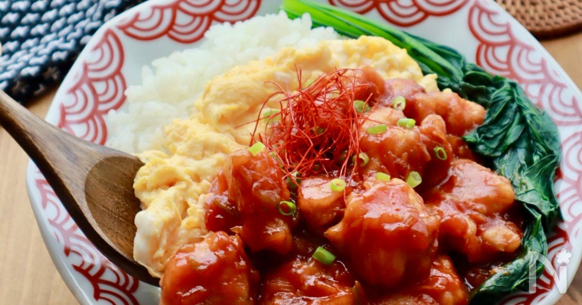 ご飯と相性抜群【ふわとろ卵の鶏チリ丼】 | レシピサイトNadia