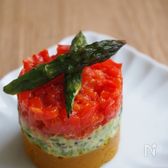 お手軽具材もひと手間で見栄えバッチリ♪焼き野菜セルクルサラダ