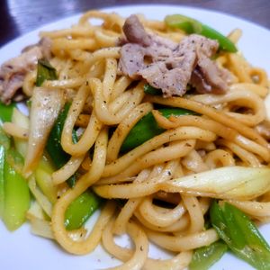 オレンジの作ってみた!投稿(【豚バラとネギのカレー焼うどん】一度食べたらリピート確定♪)