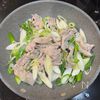 食材2つですぐできる♩《豚肉のねぎ塩炒め》の工程3