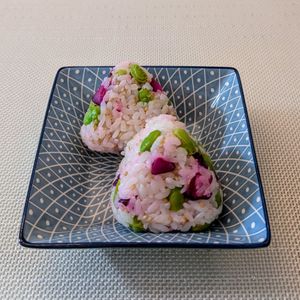 𝔂𝓾𝓶𝓲🍓の作ってみた!投稿(彩り華やか♡枝豆としば漬けのおにぎり)