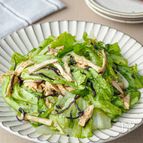 【レタスと鶏むね肉の塩昆布サラダ】むくみ解消、腸活に