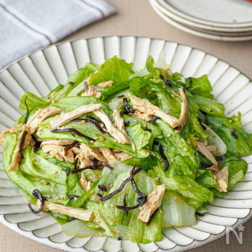 【レタスと鶏むね肉の塩昆布サラダ】むくみ解消、腸活に