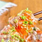 〖ご飯が進む〗漬けサーモン！にんにくごま油でやみつき