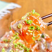 〖ご飯が進む〗漬けサーモン！にんにくごま油でやみつき