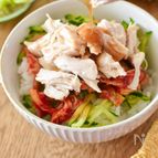 暑い季節にぴったり！乗せるだけ鶏キムチ丼