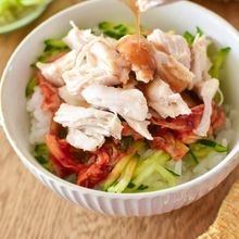 暑い季節にぴったり！乗せるだけ鶏キムチ丼