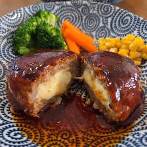 shime_tj7の作ってみた!投稿(【絶品チーズINハンバーグ】簡単デミソース♡肉汁が溢れ出る！)