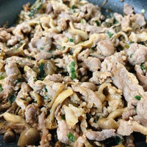 かなっちの作ってみた!投稿(豚肉とたっぷりきのこのにんにく醤油炒め)