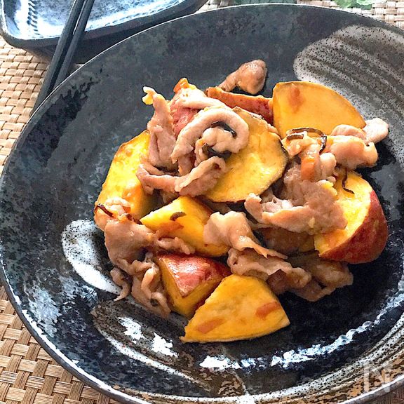 味付けいらずで簡単美味しい♡豚こまとさつま芋の梅塩昆布炒め