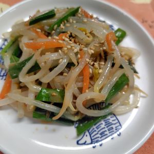 コスモスの作ってみた!投稿(1分簡単副菜『もやしとニラの胡麻味噌和え』レンジで完成♡)