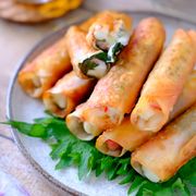 ふふおつまみ♡【餃子の皮でカニカマとクリームチーズくるくる】