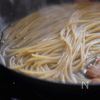 ワンパンで簡単⭐︎金色のカルボナーラ〜炭焼き職人風の工程4