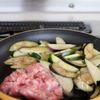 白だしで作る【豚肉と夏野菜の炒め物】の工程3
