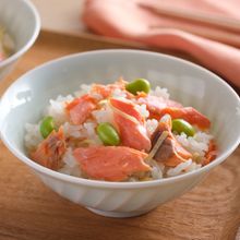 アラスカ産紅鮭と枝豆の炊き込みご飯