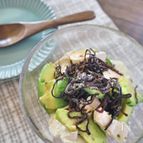 スプーンで簡単！アボカドと豆腐の塩昆布