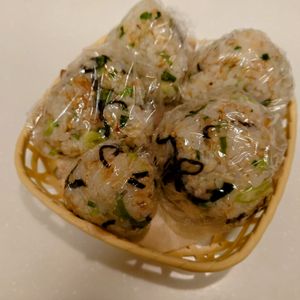 にゃんこさん🐱の作ってみた!投稿(【我が家の最強おにぎり】
家にある材料でパパッと混ぜるだけ。)