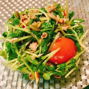 りんの作ってみた!投稿(豆苗とトマトとツナのつゆレモンドレッシングサラダ)