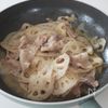 れんこんと豚バラ肉のオイル蒸しの工程3