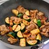 【豚バラと厚切りズッキーニのにんにく醤油炒め】食材２つで！の工程3