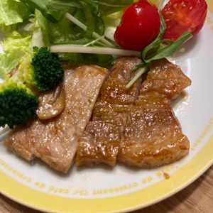 あっきーの作ってみた!投稿(がっつりコク旨！お肉柔らか！ガーリックペッパーポークステーキ)