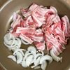 男子が喜ぶ♪【豚バラ玉ねぎのうま塩ガーリック炒め】の工程1