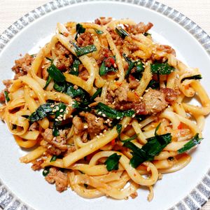 よっこの作ってみた!投稿(【豚ひき肉とニラの担々風焼きうどん】濃厚辛味噌が麺に絡む♡)