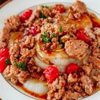 とろとろ玉ねぎが絶品♡新玉ねぎの甘辛ひき肉トマトソース