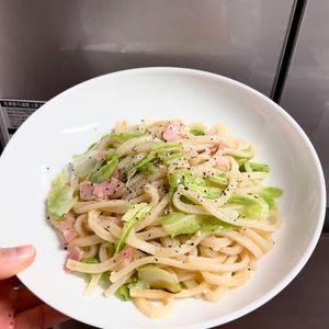 ケの作ってみた!投稿(冷蔵庫の定番でパパッと♪【ベーコンとレタスの焼きうどん】)