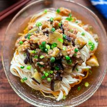 【つゆだく甘辛茄子そぼろ素麺】レンジで簡単！素麺アレンジ♡