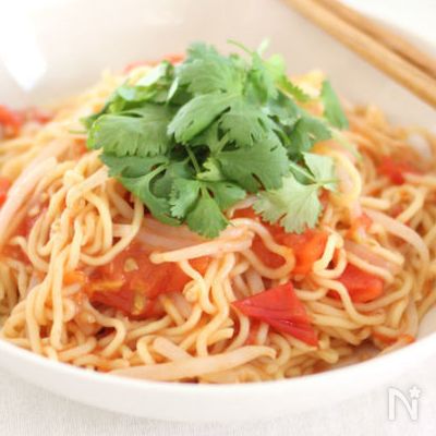 トマトのエスニック蒸し焼きそば