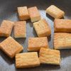 材料2つ♪玉ねぎと厚揚げのしみしみ煮の工程1