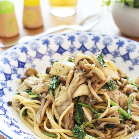 具沢山でおいしい～！3種のたっぷりきのことルッコラのパスタ