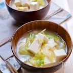 ごま油としょうがが香る♪『豆腐とキャベツのお味噌汁』