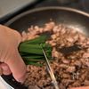 10分で完成！【ニラ玉そぼろ丼】の工程3