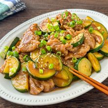 ご飯がすすむ！【豚こまとズッキーニの生姜焼き】