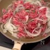 さっぱりコクうま！【トマトすき焼き丼】の工程2