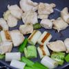 ワンパンで作る!『鶏むね肉と長ネギのヤンニョム風炒め』の工程2