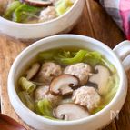 れんこん入り鶏だんごとキャベツのしょうがスープ