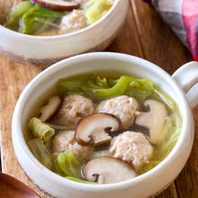 れんこん入り鶏だんごとキャベツのしょうがスープ