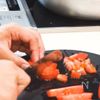 鯖缶丸ごとケサディーヤの工程1