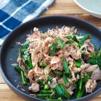 【豚こまとニラのおかか塩昆布炒め】ご飯のおかわり必須！