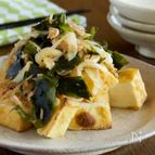 厚揚げの新玉ねぎとわかめツナ炒めのせ